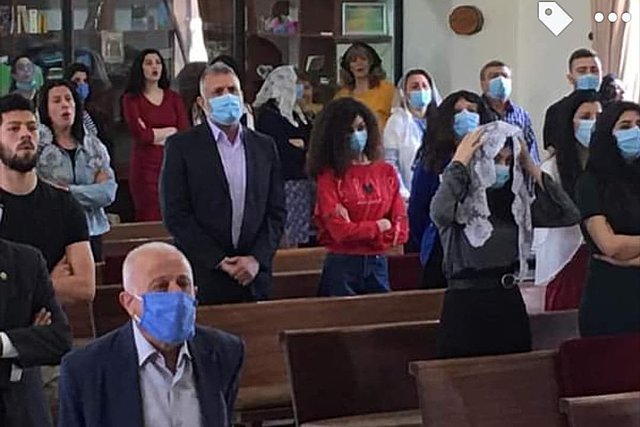 Kfar Habou Libanon: Gottesdienst mit Menschen mit Corona-Schutz-Masken